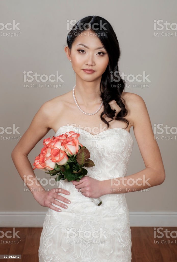 https://media.istockphoto.com/photos/beautiful-japanese-bride-picture-id521982242